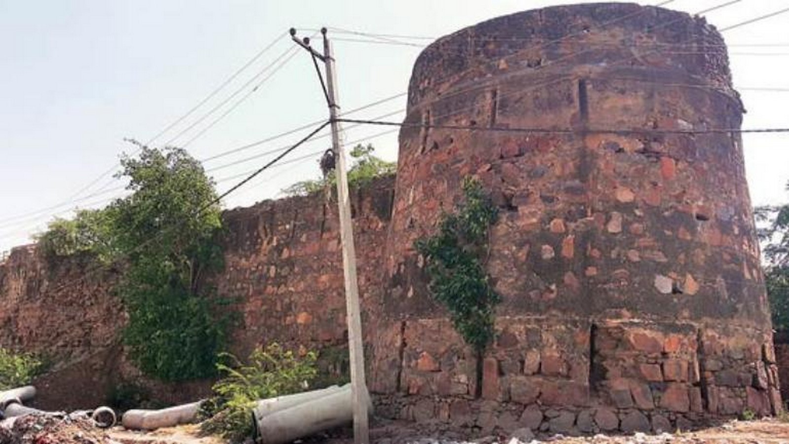 The large wall_tripuntold