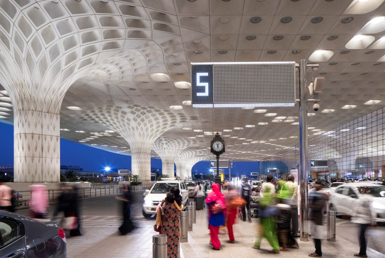 View of the massive columns of the airport_©Lucas Blair Simpson | SOM