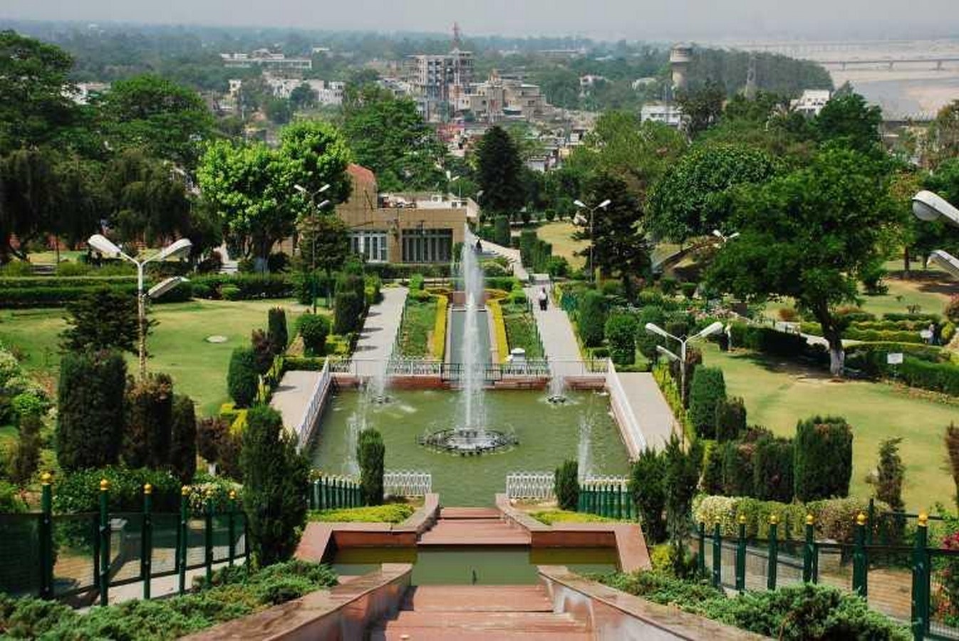 ©https://www.holidify.com/places/jammu/bagh-e-bahu-sightseeing-120756.html