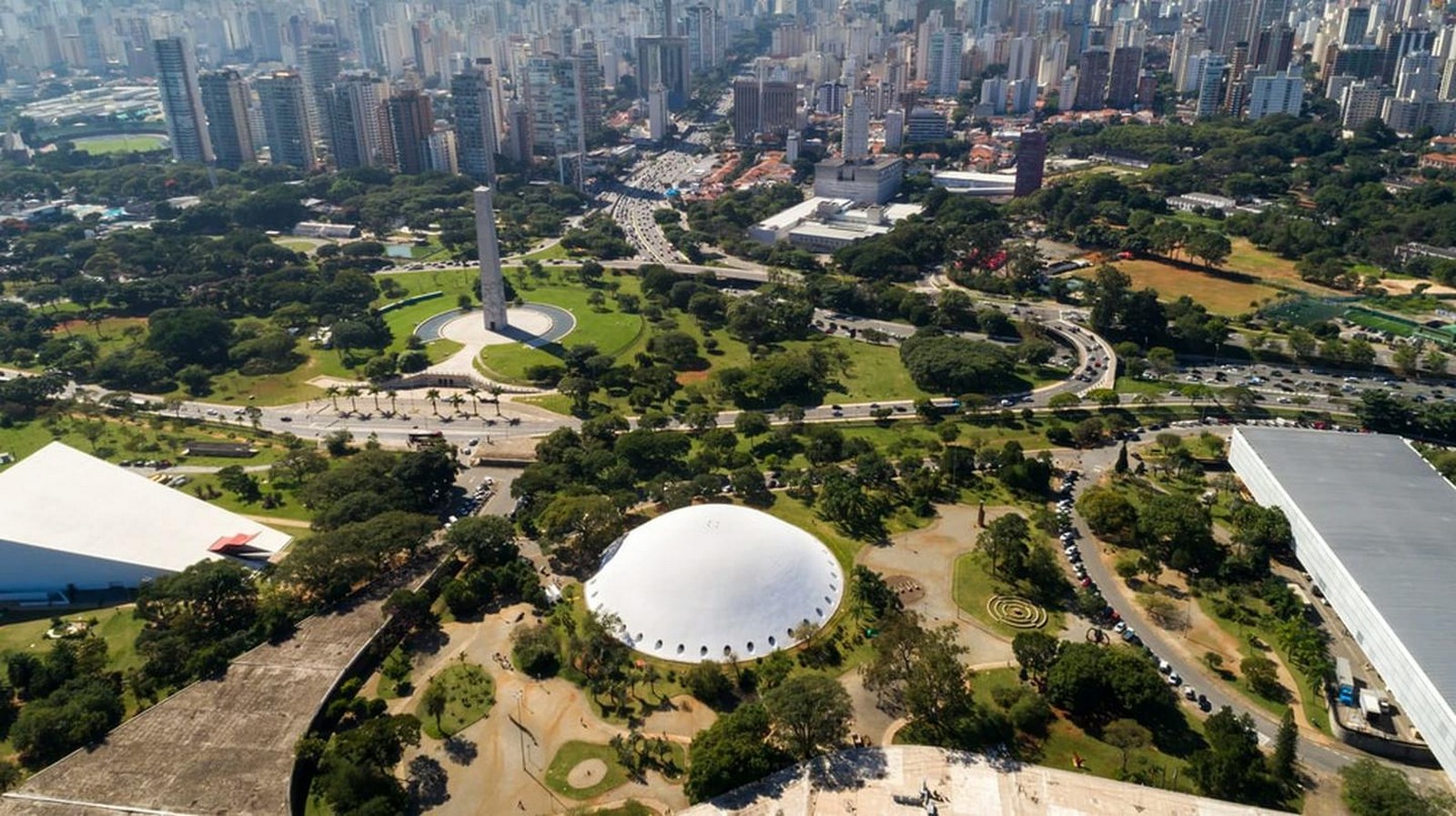 Ibirapuera park with the Sao Paulo skyline _© Felipe Frazao / Shutterstock
