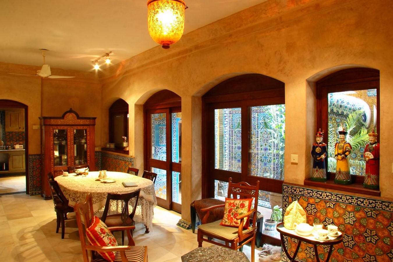 Interior adorned with traditional works_©Banjaiga
