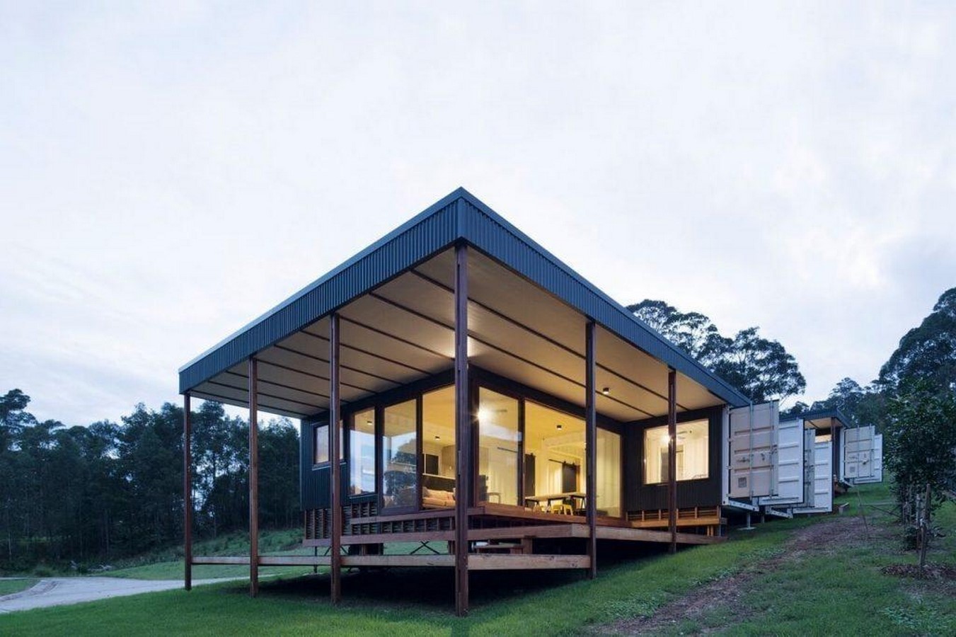 15 Best Examples of Using Shipping Containers for Home Building - Sheet6
