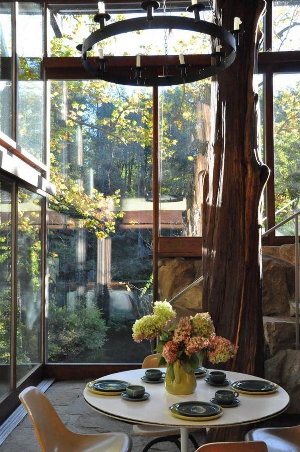 The dining room of Manitoga showing the cedar tree trunk_Vivian Linares