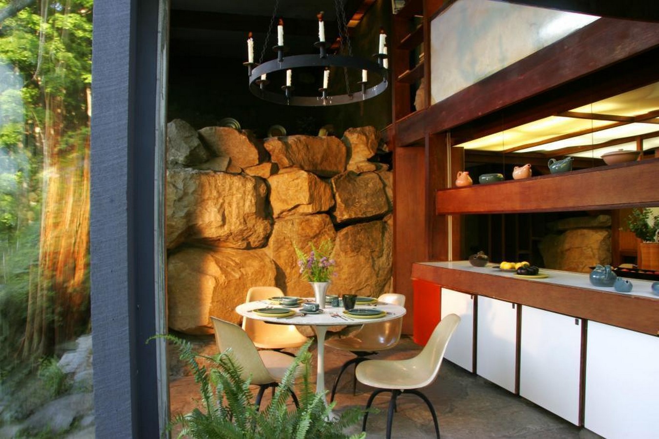 The dining room shaped by encompassing rocks_Tara Wing