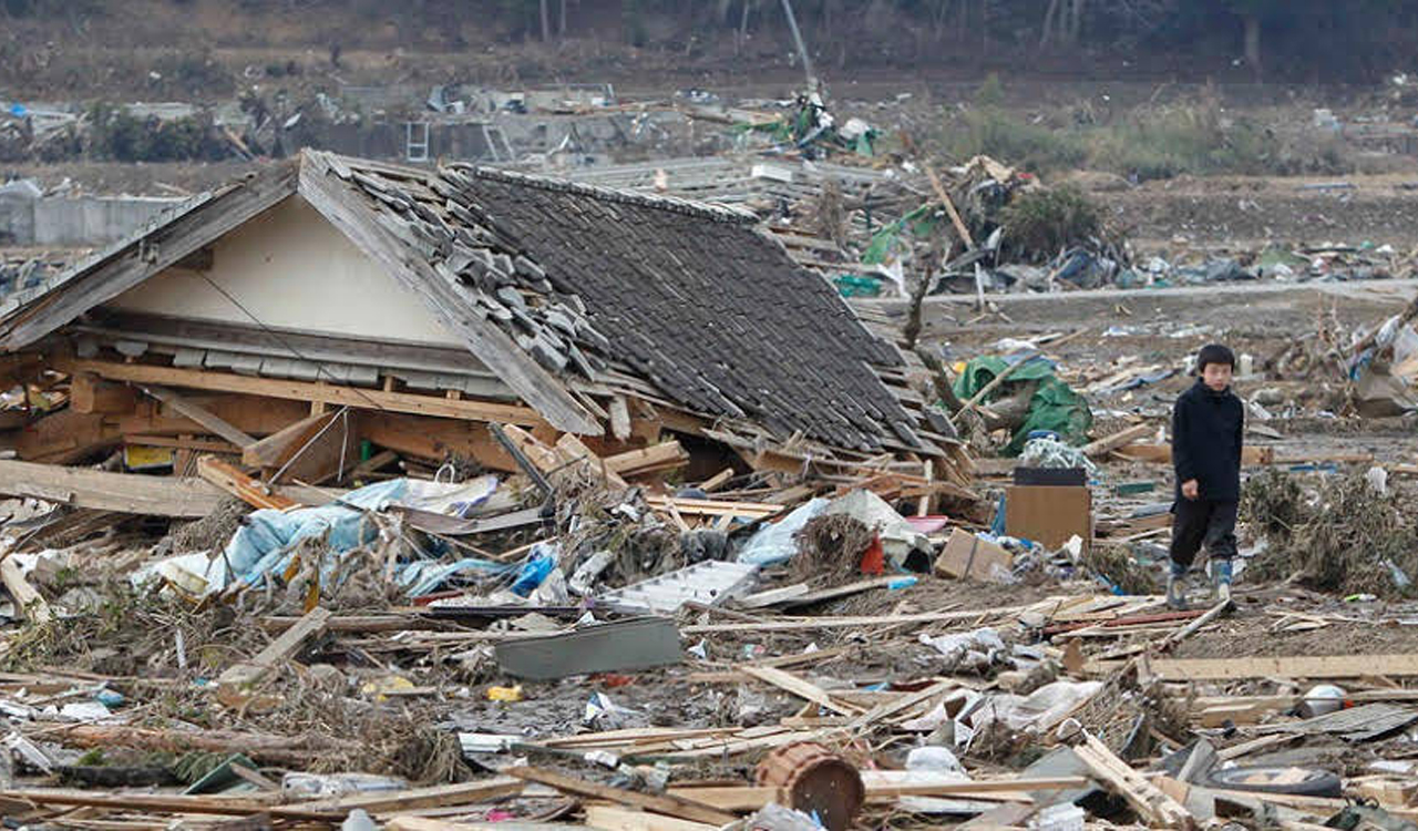 Землетрясение цунами. Япония ЦУНАМИ землетрясение в Японии 2011 2011. Сендай землетрясение 2011. Землетрясение Сендай 2011 Япония.