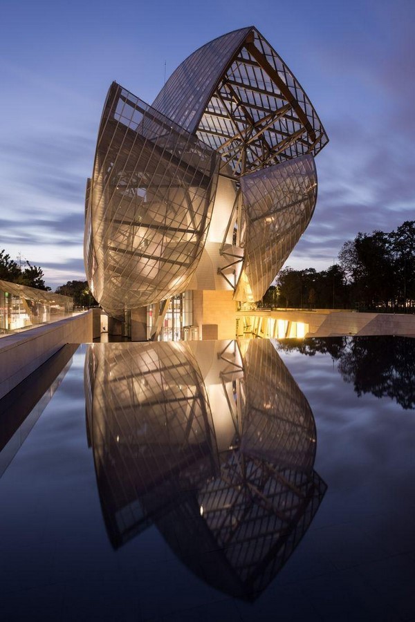 Frank Gehry: The Deconstructivist Architect Who Creates Sculptural Buildings - Sheet11