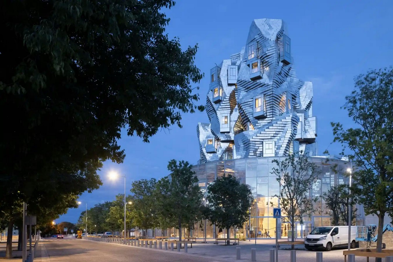 Frank Gehry: The Deconstructivist Architect Who Creates Sculptural Buildings - Sheet15