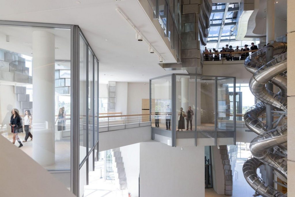 Frank Gehry: The Deconstructivist Architect Who Creates Sculptural ...