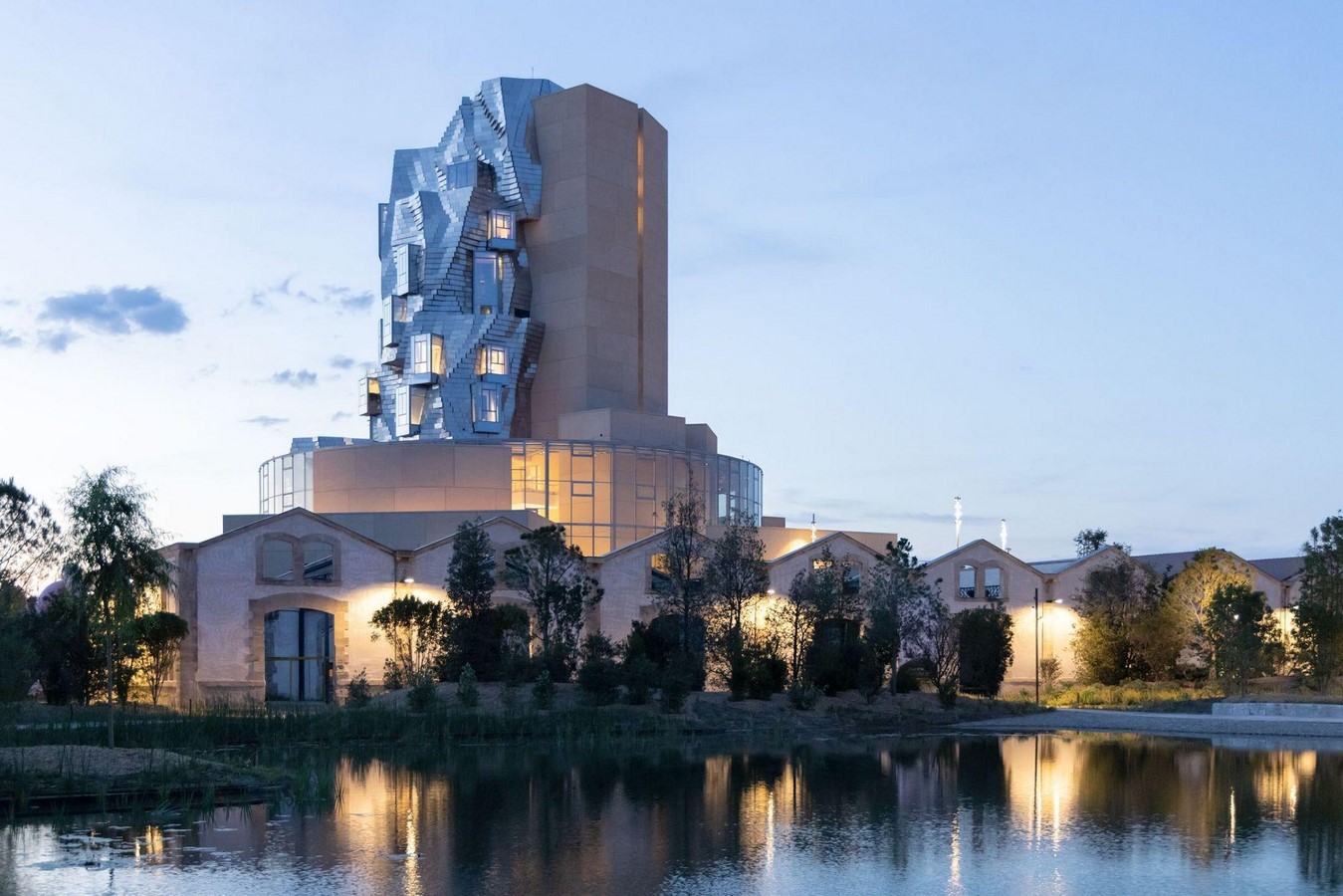 Frank Gehry: The Deconstructivist Architect Who Creates Sculptural Buildings - Sheet18