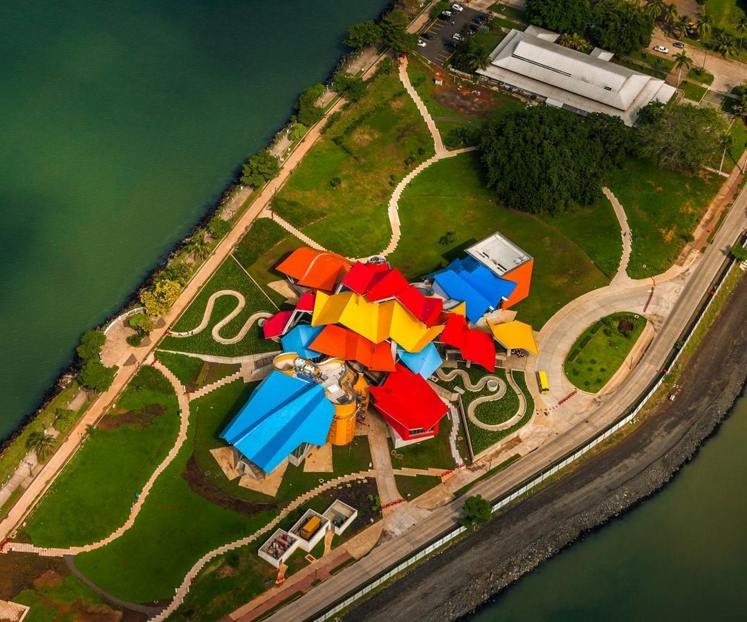 Frank Gehry: The Deconstructivist Architect Who Creates Sculptural Buildings - Sheet20