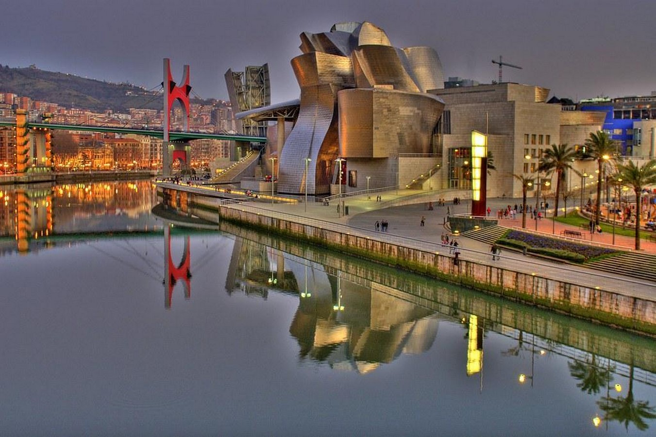 Frank Gehry: The Deconstructivist Architect Who Creates Sculptural Buildings - Sheet5