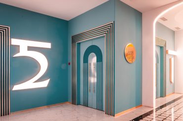 Alluring lobby of a “Connplex” cinema theatre in Ahmednagar by TRES ATELIER