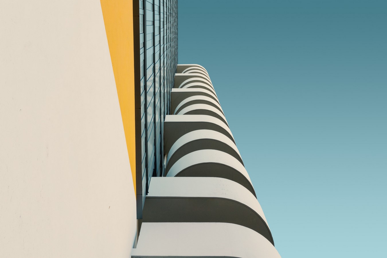 Modernism in architecture: from the Industrial Revolution to the Postmodern era - Sheet1