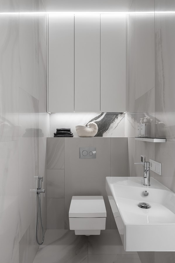 A 77 m2 white two-bedroom Moscow apartment with a home office by Alexander Tischler - Sheet9
