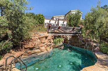 Hollywood Hills Mansion: A Glimpse into Tom Cruise’s Architectural Marvel