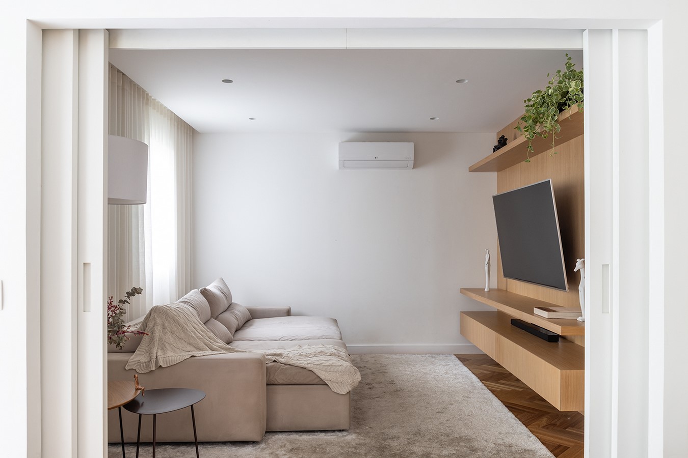 Minimalist Apartment in Itaim BIBI Combines Exposed Concerte With Woodwork by AS Arquitetas SP office - Sheet7
