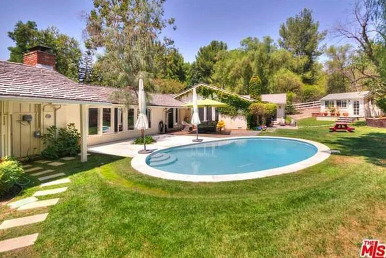 Ranch Style House of Drake: A Masterpiece in Architectural Elegance ...