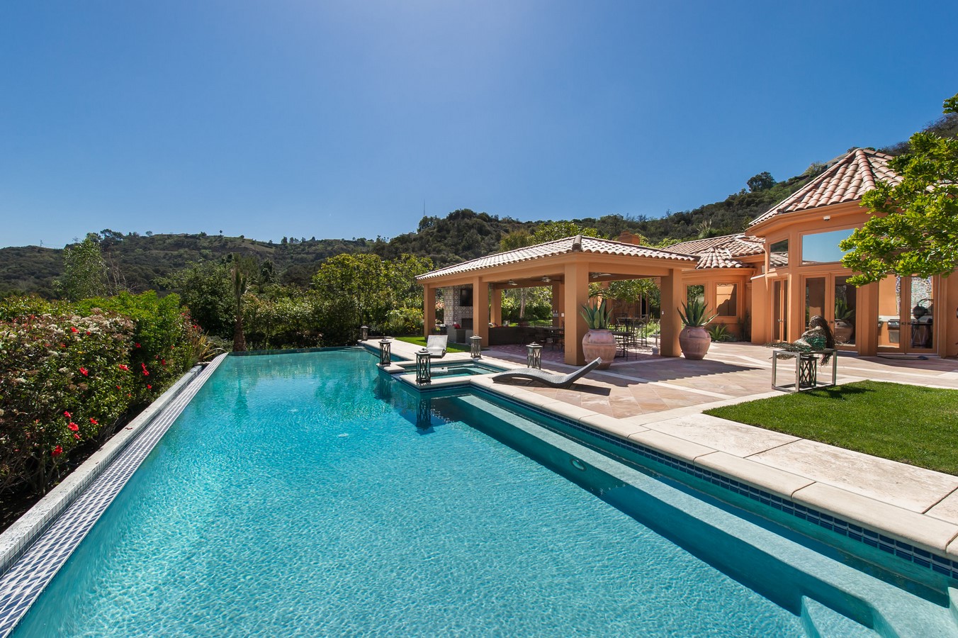 An inside look at all the houses owned by Bruno Mars-Sheet26