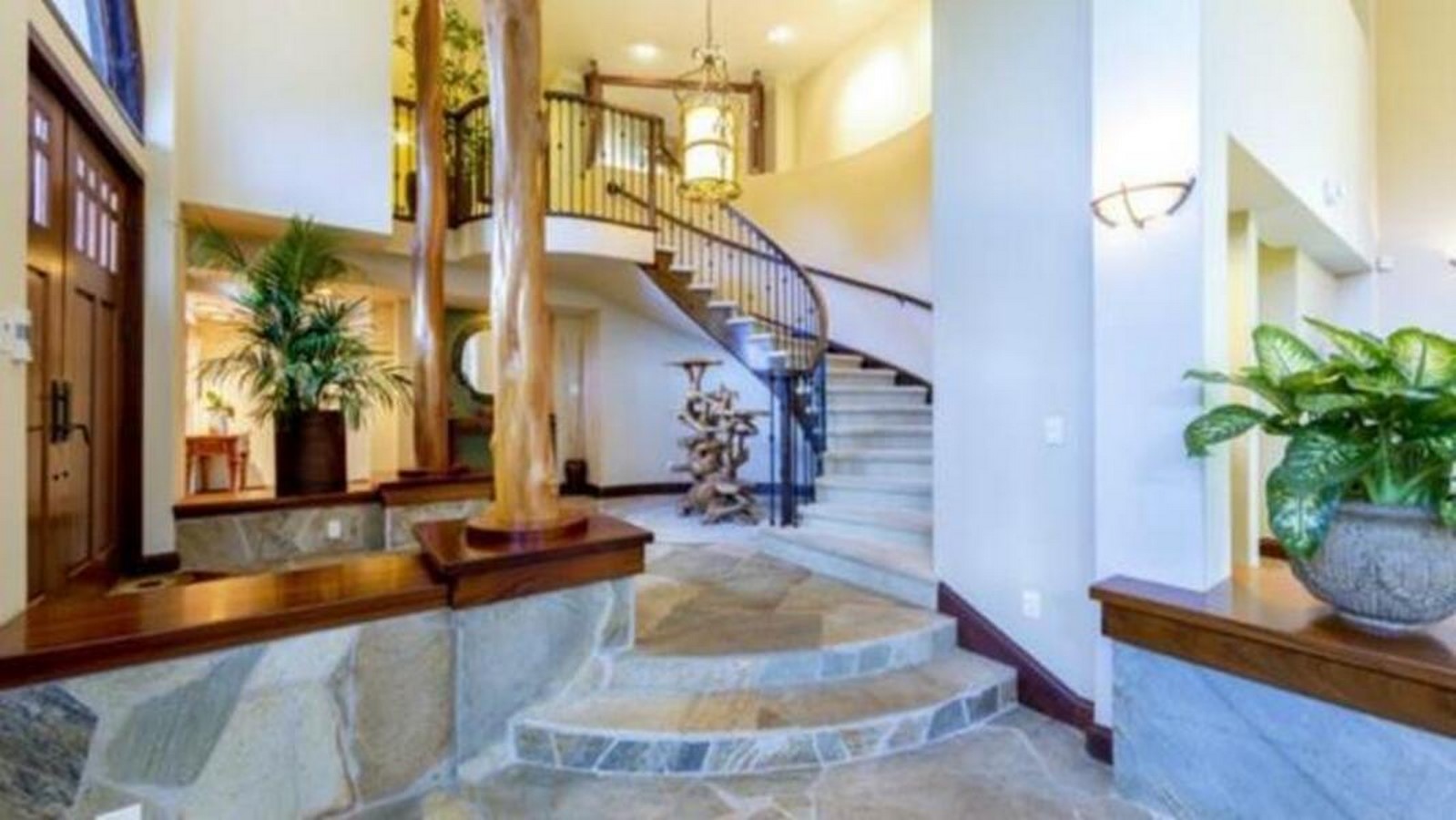 An inside look at all the houses owned by Bruno Mars-Sheet9