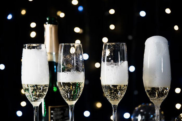 Champagne Glasses: Balancing Tradition and Modern Elegance
