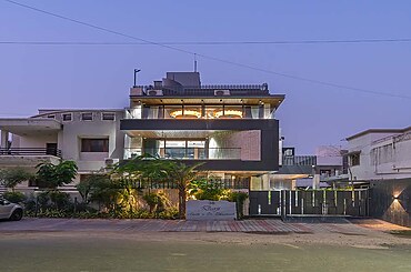 Dr. Dharmesh Darji Villa by Vihar Fadia Architects