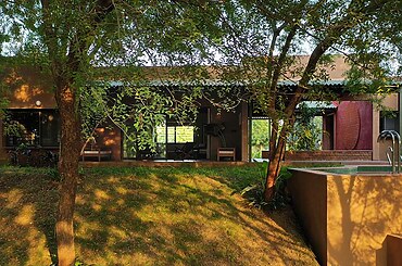Courtyard by the Water- A nature focused courtyard with a house by Studio DesignSeed