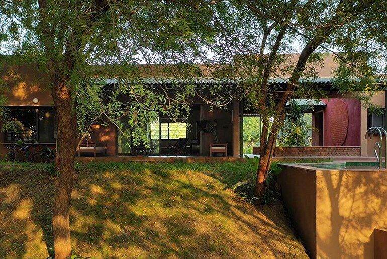 Courtyard by the Water- A nature focused courtyard with a house by Studio DesignSeed