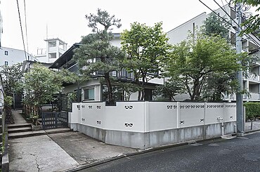 Shirokanedai House by Roovice