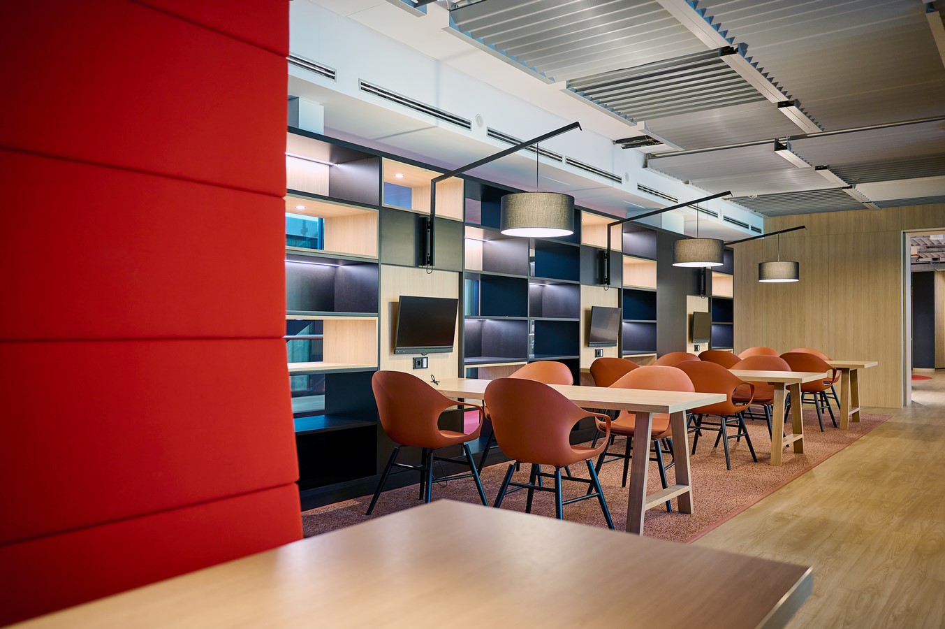 Informal meeting hubs for German broadcaster by Evolution Design-Sheet12