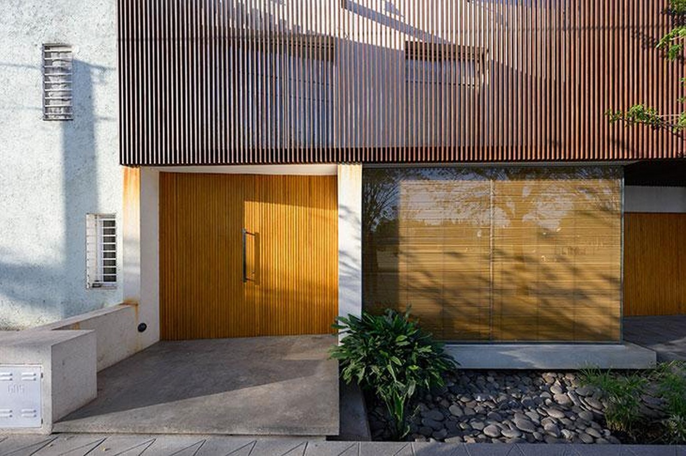 Christian Schlatter uses weathering steel to enclose the house in Córdoba with screens-Sheet1