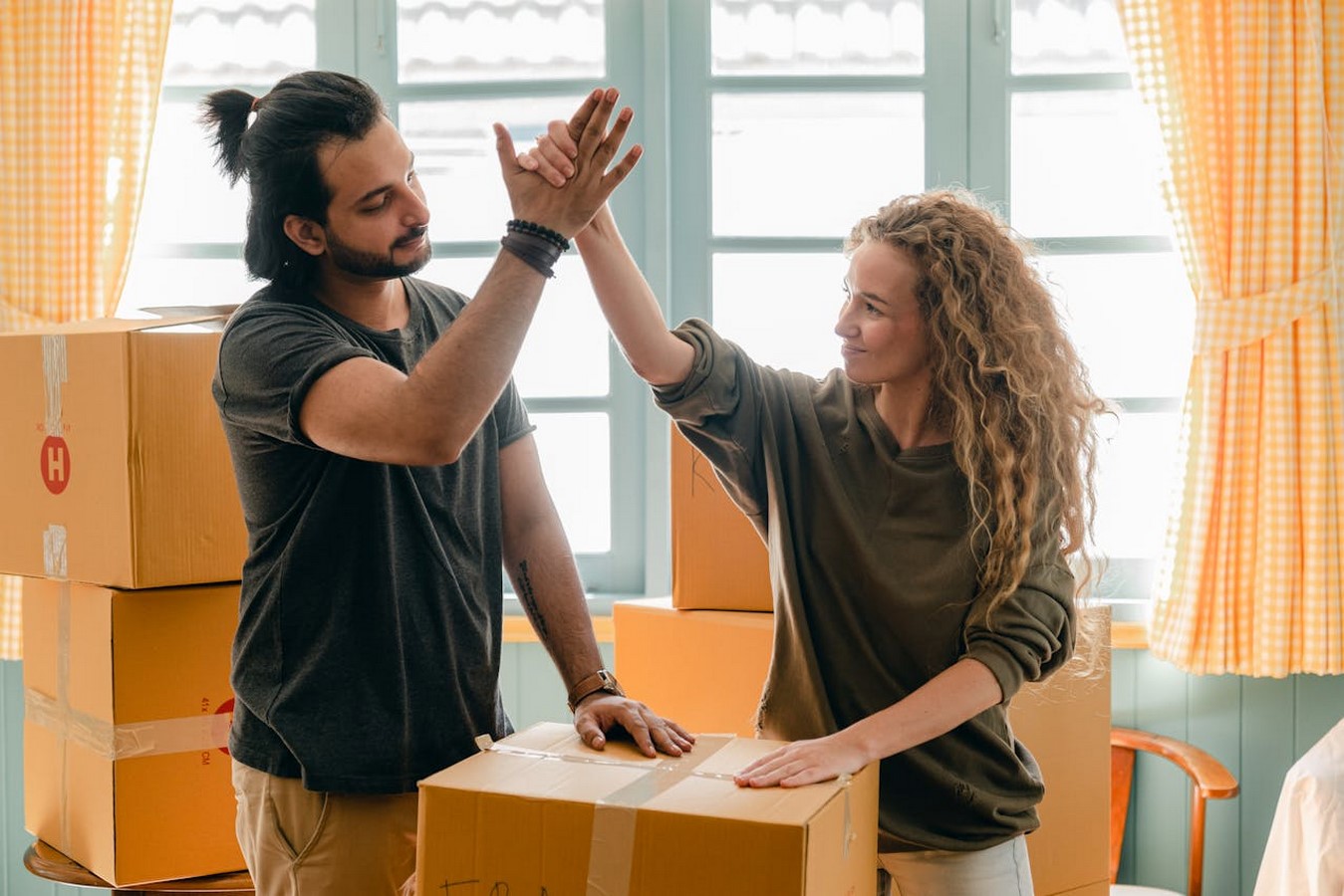 Couple packing and using tips for a smooth move to Canada's urban centers