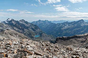 Top 5 Architectural Gems Along International Trekking Routes