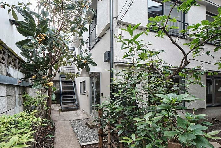 Commercial Space in Minato by Roovice
