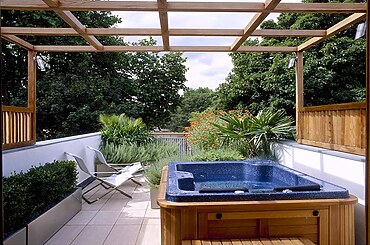 Parsons Green Courtyard by Mylandscapes LTD