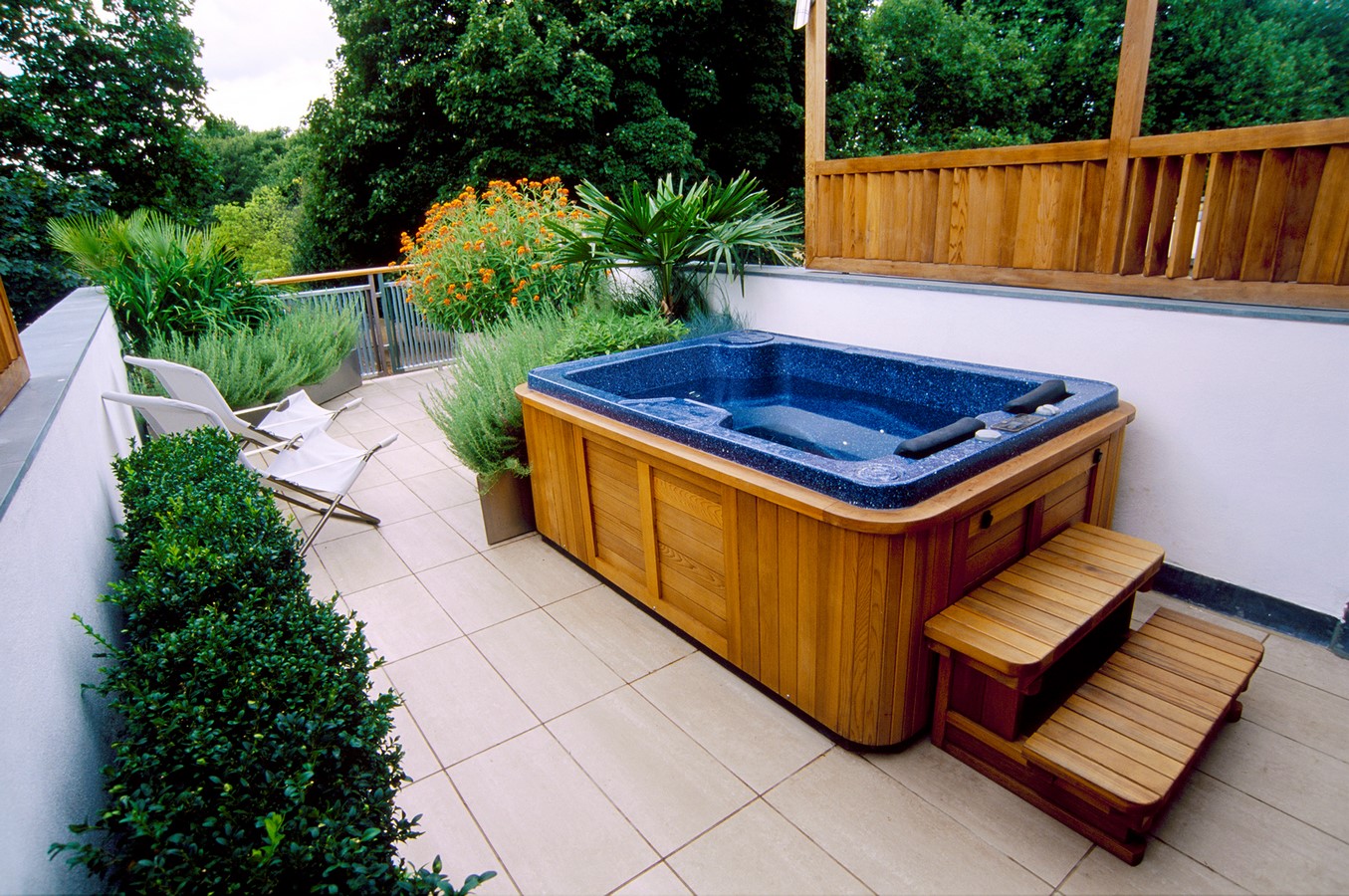 ROOF TERRACE WITH THREE METAL CONTAINERS PLANTED WITH ZANTEDESCHIA AETHIOPICA. DESIGNER: AMIR SCHLEZINGER/ MY LANDSCAPES-Sheet4