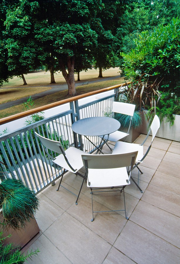 ROOF TERRACE WITH THREE METAL CONTAINERS PLANTED WITH ZANTEDESCHIA AETHIOPICA. DESIGNER: AMIR SCHLEZINGER/ MY LANDSCAPES-Sheet5