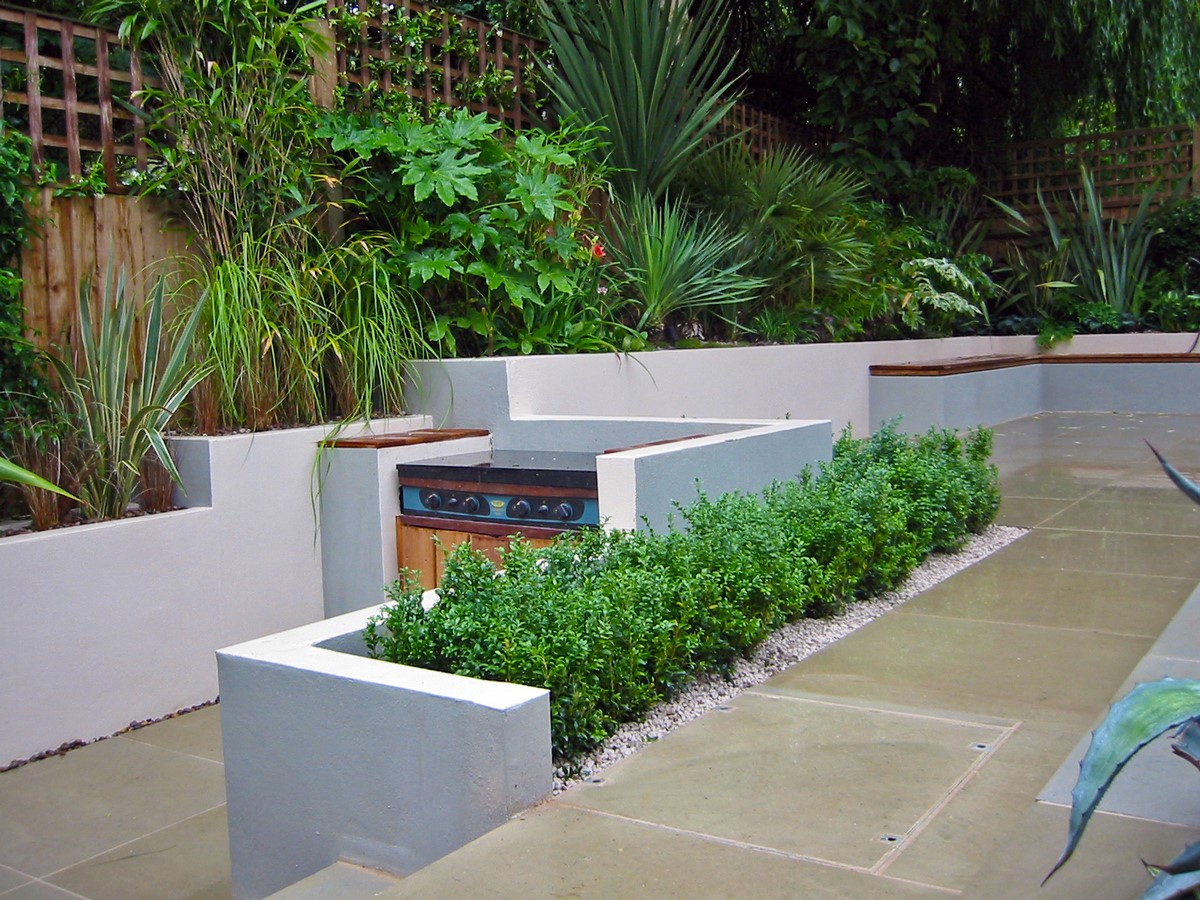 WOODEN TERRACE BESIDE HOUSE WITH TABLE AND CHAIRS PHYLLOSTACHYS VIVAX 'AUREOCALLIS' AND BOX. DESIGN : AMIR SCHLEZINGER/ MY LANDSCAPES-Sheet7