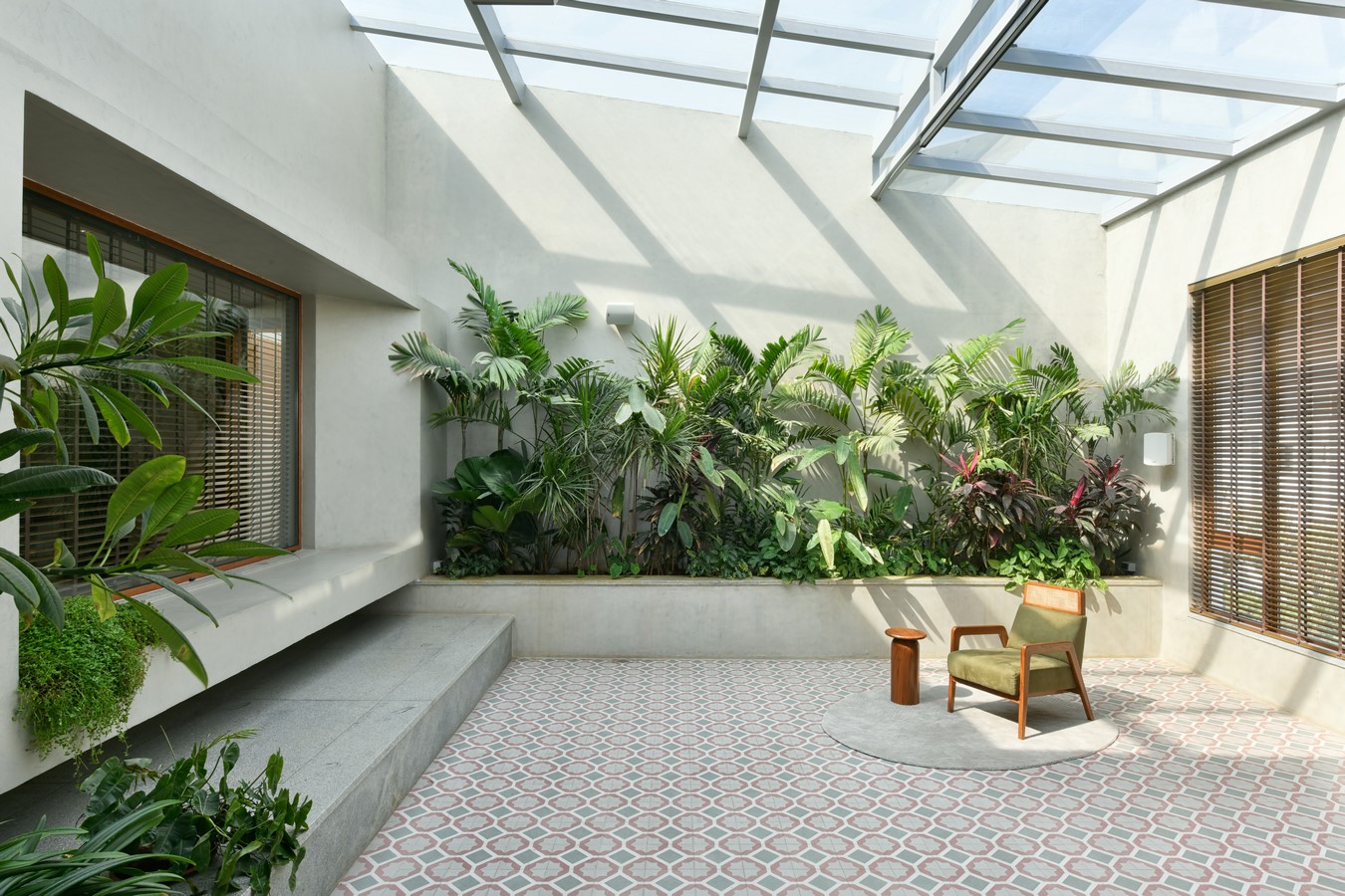 Cozy Wintery Home Styles From Sunlit Rooftop Retreats to Ch-Sheet6
