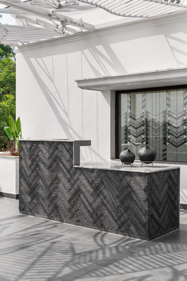 Sparkling Soirees Chic Home Bar Setups for Magical Holiday Hosting-Sheet6