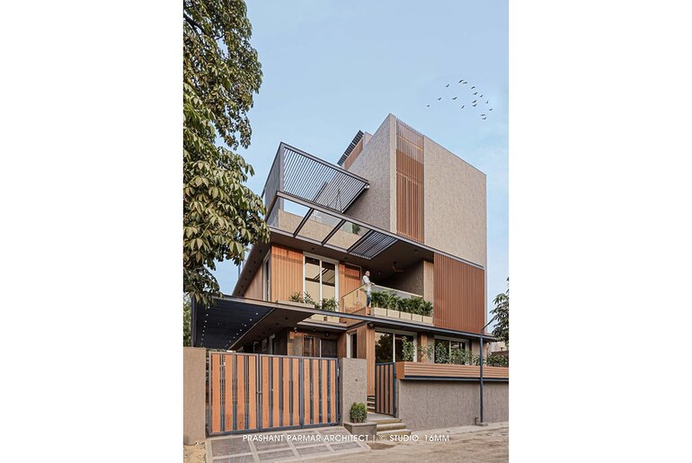 The House of Frames by Prashant Parmar Architect & Shayona Consultants