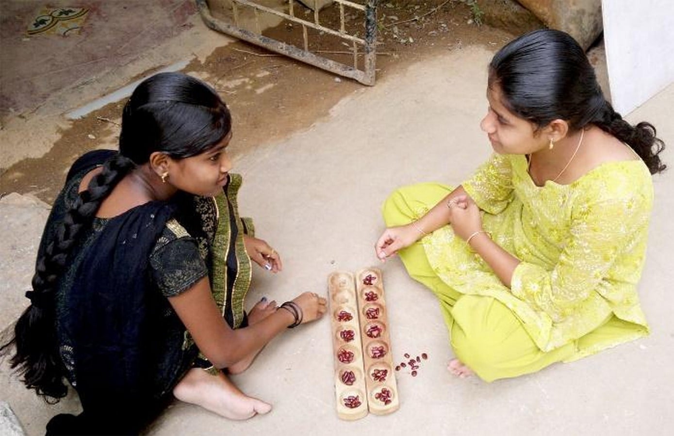 The Role of Streets in Fostering Social Interaction and Community Ties-Shhe17