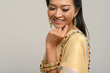 How to Pair Solid Gold Earrings with Other Jewelry for a Cohesive Look