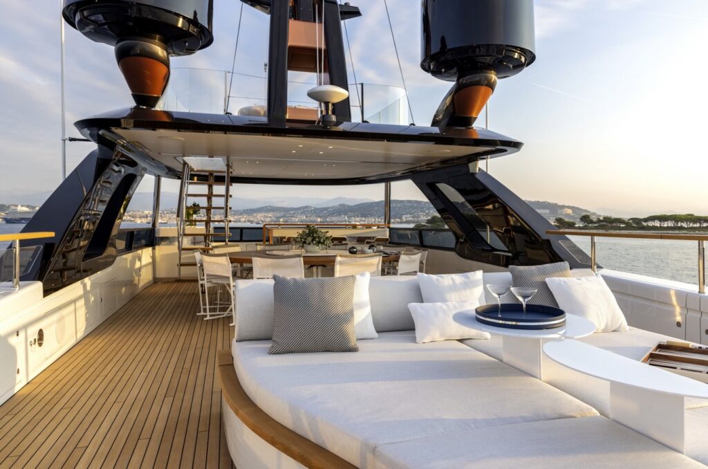 Benetti Motopanfilo 37M Exterior Deck & Interior Design by Lazzarini ...