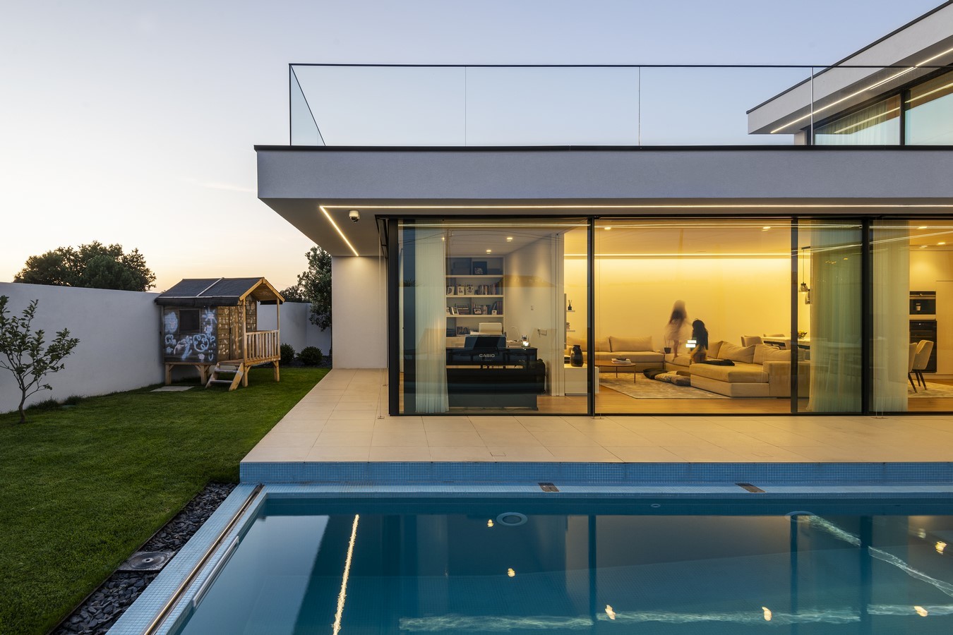 L shaped house with pool by Utopia - Arquitectura e Engenharia Lda-Sheet7