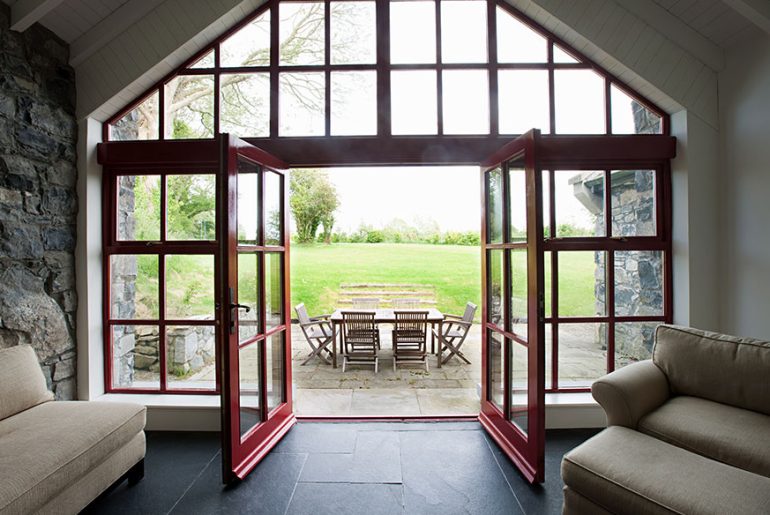 Contemporary Folding Door Ideas for the Living Room - RTF | Rethinking ...
