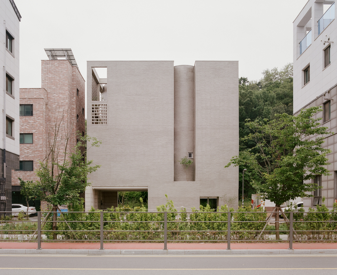 Silence in Space How Minimal Architecture Amplifies Human Experience-Sheet4