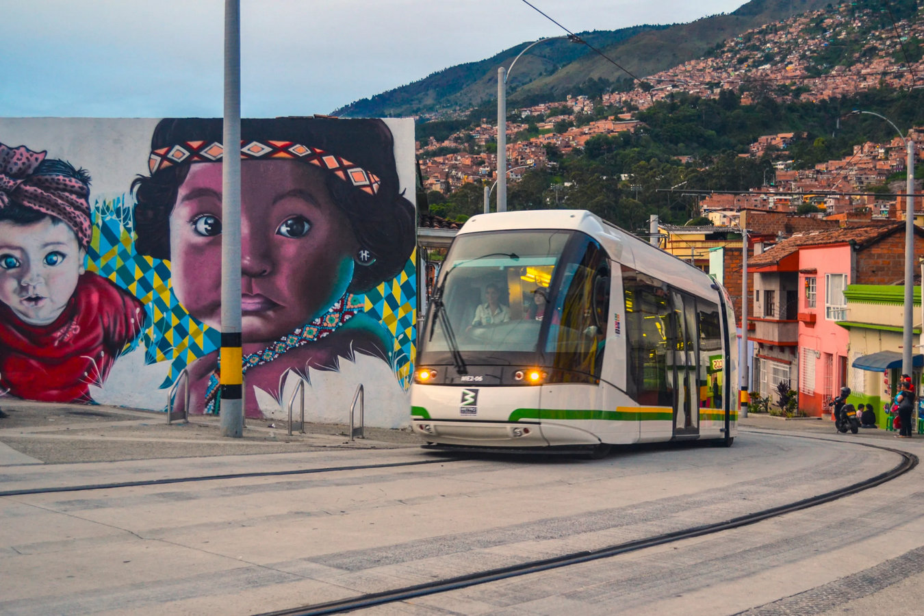 Light-rail integrated plazas in South American revitalizations-Sheet2