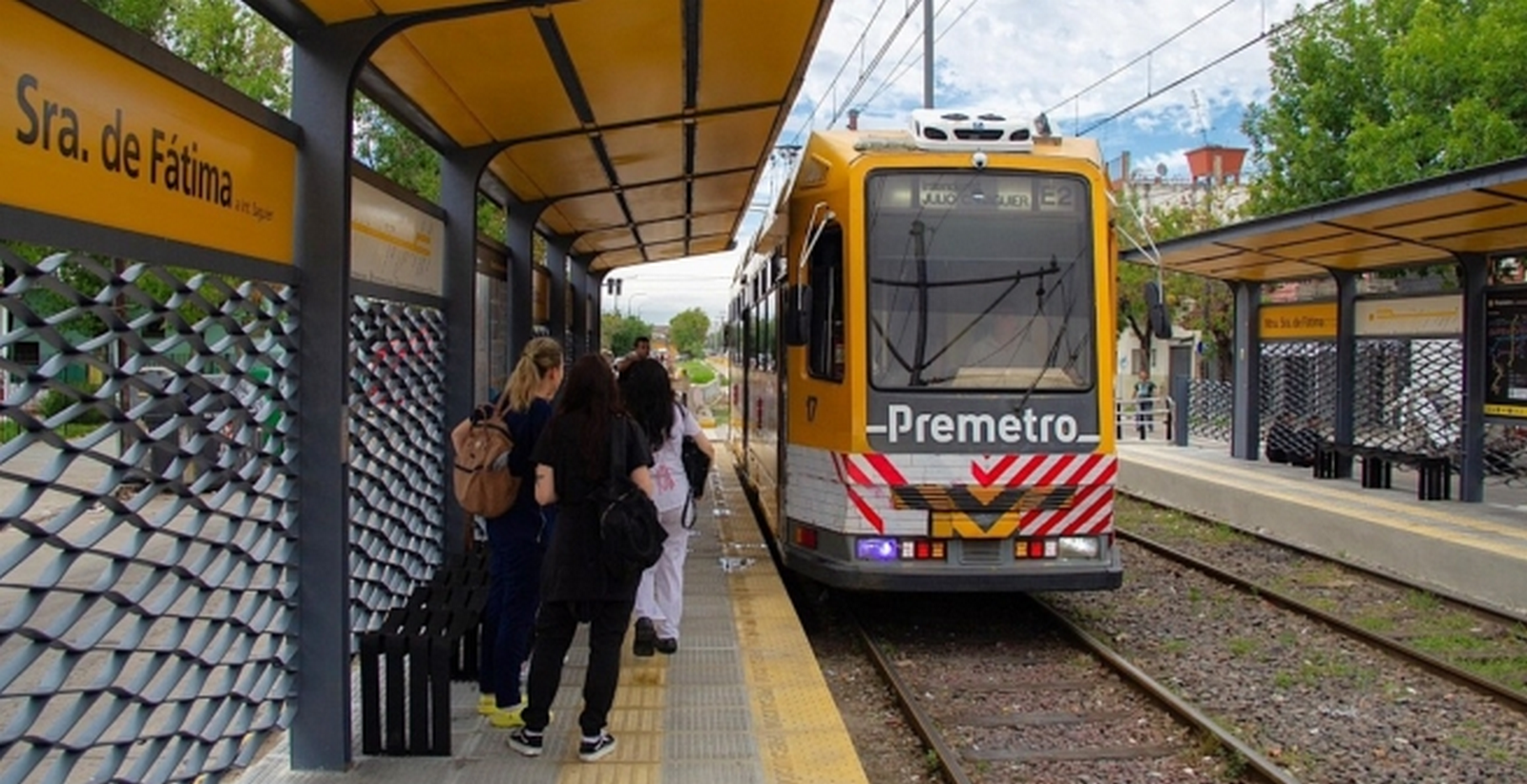 Light-rail integrated plazas in South American revitalizations-Sheet5