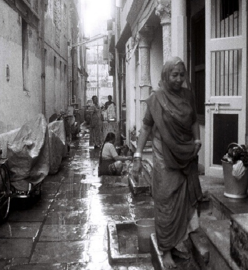 The Rituals of Female Connection in Urban Galleys-Sheet1