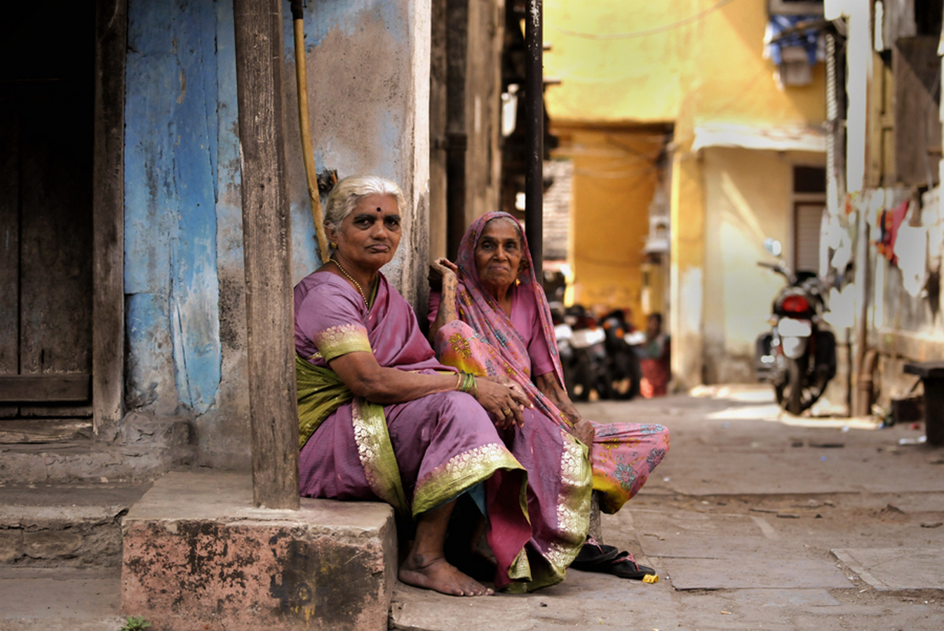 The Rituals of Female Connection in Urban Galleys-Sheet2